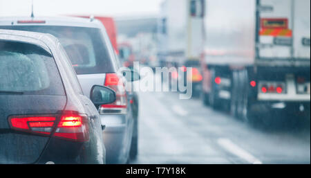 Autos und Lastwagen im Stau auf der Autobahn Stockfoto
