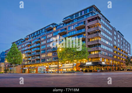Rotterdam, Niederlande, 8. Mai 2019: Wohnhaus De Hofdame mit Geschäften und Restaurants im Erdgeschoss, mit Blick auf den Marktplatz Binnerotte Stockfoto