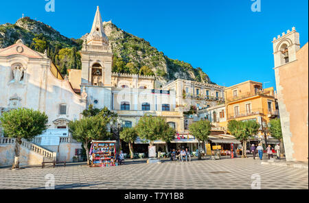 Menschen ruhen auf Taormina Hauptplatz (Piazza IX Aprile) in der Nähe von San Giuseppe Kirche. Sizilien, Italien Stockfoto