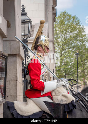 Life Guard der Household Cavalry Montage des Schutzes an der Horse Guards, Whitehall, London, UK. Stockfoto