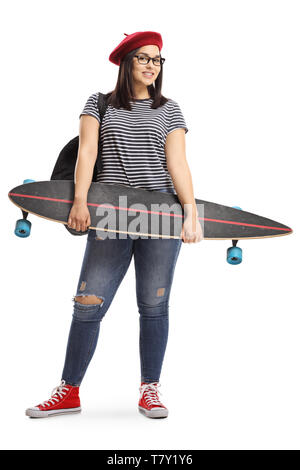 In voller Länge Porträt einer Studentin mit einem Longboard lächelnd in die Kamera auf weißem Hintergrund Stockfoto