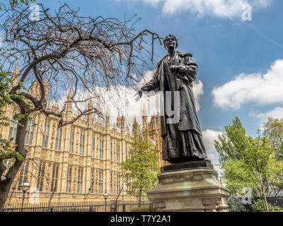 Bronzestatue der Emmeline Pankhurst von Arthur George Walker in den Victoria Tower Gardens, Westminster, London, Großbritannien. Vorgestellt im Jahr 1930. Stockfoto