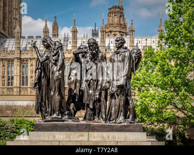 Die Bronzeskulptur der Burghers of Calais (Les Bourgeois de Calais) von Auguste Rodin 1889 in den Victoria Tower Gardens, London. Stockfoto