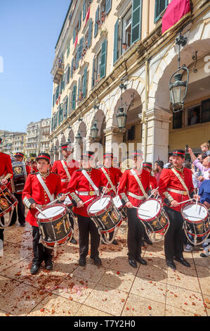 Korfu, Griechenland - 27. April 2019: Philharmoniker in der üblichen Prozession beklagen am Morgen des Karsamstag, in der Altstadt von Korfu. Stockfoto