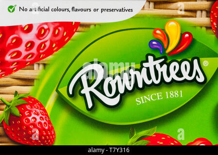 Keine künstlichen Farben, Aromen oder Konservierungsstoffe Detail mit rowntrees Logo auf der Schachtel Rowntrees Erdbeer Eis am Stiel Stockfoto