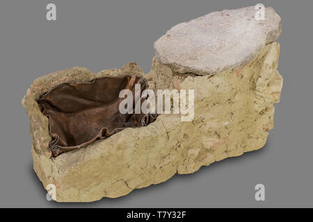 Prähistorische Mill Stone mit Ledertasche und Adobe stehen. Auf weissem Hintergrund Stockfoto