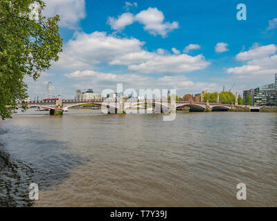 Lambeth Brücke über die Themse, London, UK. Ein fünf-span Stahl Arch, entworfen von Ingenieur Sir George Humphreys und Architekten Sir Reginald Blomfi Stockfoto