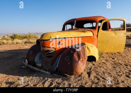 Autowracks liegen in der Wüste Umgebung Solitaire in Namibia aufgegeben. Stockfoto