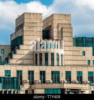 SIS-Gebäude (MI6-Gebäude) an der Vauxhall Cross, Albert Embankment, London, UK. Sitz des britischen Secret Intelligence Service. Stockfoto