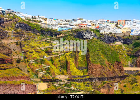 Fira Panoramaaussicht, Insel Santorini mit Esel Pfad und Seilbahn von alten Hafen, hohen vulkanischen Felsen in Griechenland Stockfoto