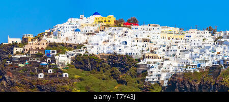 Breites panorama Banner der Insel Santorini, Griechenland. Stadt Dorf Imerovigli auf der Spitze des vulkanischen Felsen mit bunten Häusern Stockfoto