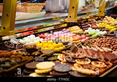 Bunte macaron Kuchen und anderen leckeren Kuchen auf dem Display in Candy Store Stockfoto