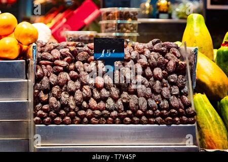 Getrocknete Datteln und auf dem Display in Marktstand Stockfoto