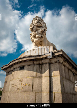 Die South Bank Löwe, (der Rote Löwe), eine Coade Stein Skulptur eines Stehende männliche Löwe cast 1837 die Westminster Bridge, London, UK. Stockfoto