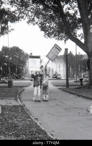 1977 Sydney Australien: Zwei kleine Kinder stehen vor dem Archibald Fountain und halten Protestplakate im Hyde Park von Sydney ab, nachdem sie am frühen Tag in der Stadt einen Anti-Uran-marsch gemacht hatten. Stockfoto