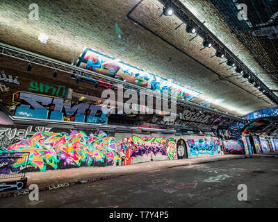 Die banksy Tunnel, (Leake St Tunnel oder Leake Straße Bögen) rechtliche Graffiti Veranstaltungsort unter Waterloo Bahnhof, London, UK. Stockfoto