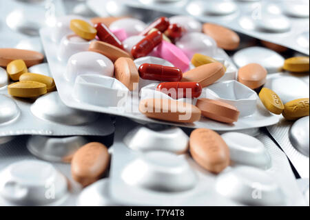 Droge BLISTER MIT TABLETTEN UND KAPSELN RE GESUNDHEIT KRANKHEIT NHS ÄRZTE, Pillen, Krankenhäuser Kosten usw. UK Stockfoto