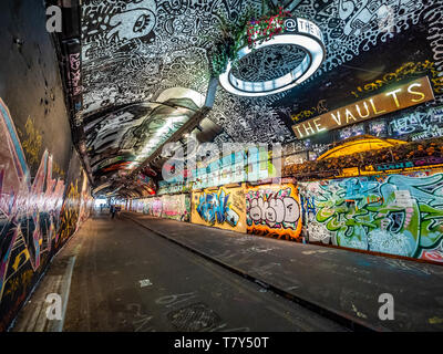 Die banksy Tunnel, (Leake St Tunnel oder Leake Straße Bögen) rechtliche Graffiti Veranstaltungsort unter Waterloo Bahnhof, London, UK. Stockfoto