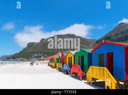 Farbenfrohe viktorianische Strandhütten in Muizenberg, Cape Town, Western Cape, Südafrika Stockfoto