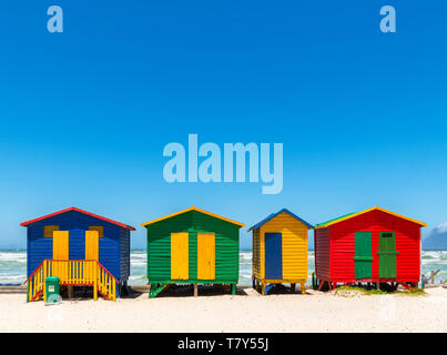 Farbenfrohe viktorianische Strandhütten in Muizenberg, Cape Town, Western Cape, Südafrika Stockfoto