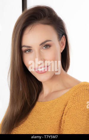 Porträt der jungen Frau mit Pullover Stockfoto