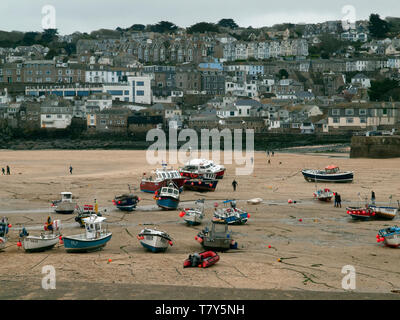 Ebbe im Hafen von St Ives Stockfoto