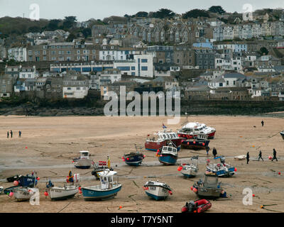 Ebbe im Hafen von St Ives Stockfoto