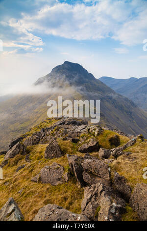 Mit Blick auf die Gipfel des Askival der Rum Cuillin aus Hallival auf einem nebelhaften April morgen Rum Schottland Stockfoto