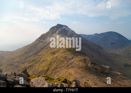 Mit Blick auf die Gipfel des Askival der Rum Cuillin aus Hallival auf einem nebelhaften April morgen Rum Schottland Stockfoto