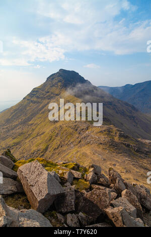 Mit Blick auf die Gipfel des Askival der Rum Cuillin aus Hallival auf einem nebelhaften April morgen Rum Schottland Stockfoto