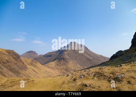 Rückblick auf die Corbett Askival und auf der linken Hallival auf der Insel Rum aus in der Nähe von der Spitze des Berges Trollabhal Stockfoto