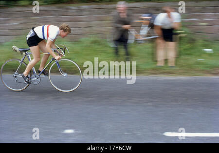 1967, die historische, britische Radlegende Beryl Burton im Trikot der nationalen Champions in Aktion auf ihrem Fahrrad beim Pennine Road Race, England, Großbritannien. Als ruhige, zurückhaltende Einzelperson vertrat sie ihren lokalen Radsportclub Morley CC und blieb ihr Leben lang eine Amateurfahrerin, die Teilzeitarbeit auf einer Rhabarberfarm verarbeitete, um die Runden zu treffen. So war ihr Engagement für den Sport hatte sie weder einen Fernseher, nicht Telefon in ihrem Haus. Stockfoto