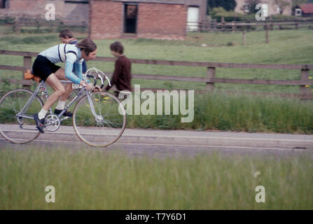 1967, historische, amateur Radfahrer Charly Burton, Ehemann von British Cycling legende Beryl Burton, auf seinem Fahrrad in der Pennine 25 Meile Rennen konkurrieren in den Farben seiner lokalen Verein, Morley CC. Stockfoto