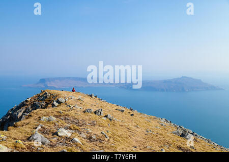 Mit Blick auf die Insel Eigg von der Kante bis zur Ainshval Rum Schottland. Stockfoto