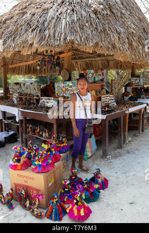 Lateinamerika Marktstand und Jungen indigenen Frau Unternehmer, Kunsthandwerk, Tikal, Guatemala Mittelamerika Stockfoto