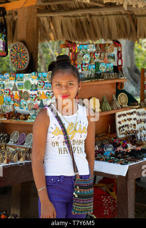 Guatemala, Guatemala Teenager - indigene Jugendmädchen Verkauf von Waren von ihrem Marktstand, Guatemala, Mittelamerika