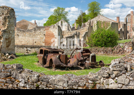 Oradour-sur-Glane, Frankreich - 29 April, 2019: Alte Autowracks in den Ruinen des Dorfes nach dem Massaker von der deutschen NS-1944, die zerstört Stockfoto