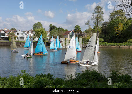 Lokale Verein Mitglieder aus den Twickenham Yacht Club sammeln zu Beginn eines kurzen Bootsfahrten auf der Themse in der Nähe von Ham, am 5. Mai 2019 in London, England. Stockfoto