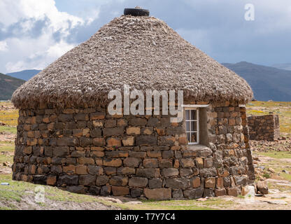 Shepherd Lehmhütte in den Hügeln in der Nähe von mokhotlong im Nordosten Lesotho, Afrika. Stockfoto