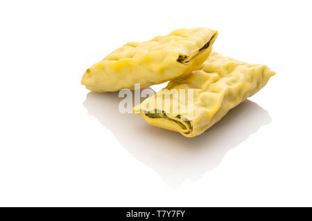 Maultaschen schwäbische Knödel Spezialität weiß isolateld Stockfoto