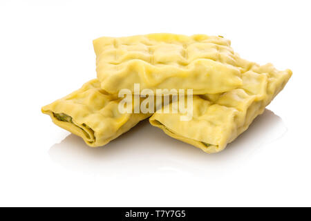 Haufen maultaschen Deutsche schwäbische Knödel weiß isoliert Stockfoto