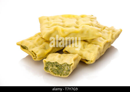 Haufen maultaschen schwäbische Knödel mit in Scheiben geschnittenen weißen isoliert Stockfoto