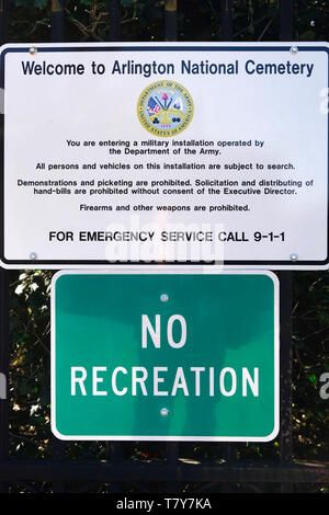 Auf dem Arlington National Cemetery und keine Erholung Warnschild in Arlington National Cemetery. Arlington Virginia. USA Willkommen. Stockfoto