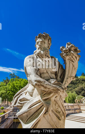 Statue der Gottheit Holding ein Füllhorn von Les Jardins De La Fontaine in Nimes, Frankreich Stockfoto