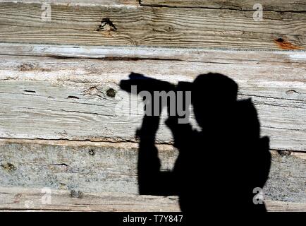 Fotograf in Silhouette, gegen eine Holz- Hintergrund, Stockfoto