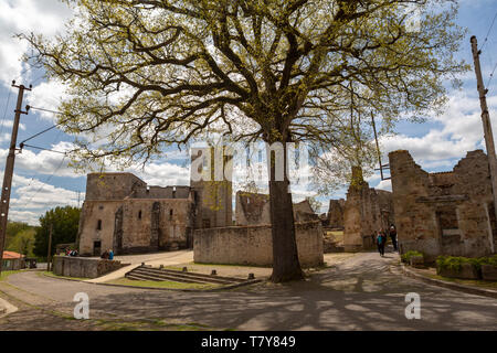 Oradour-sur-Glane, Frankreich - 29. April 2019: Die Ruinen des Dorfes und der Kirche, die nach dem Massaker von der deutschen NS-1944, dass es zerstört Stockfoto