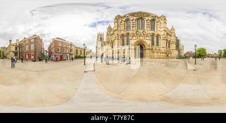 360 Grad Panorama Ansicht von Gruppe von Studenten auf den Stufen der Süden Außen- und Eingang des mittelalterlichen Kathedrale (Münster) in York, England, an einem bewölkten Frühling.