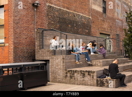 New York, NY, USA - 12. April 2017 - die Besucher der High Line sitzen und eine Pause zu machen. Stockfoto