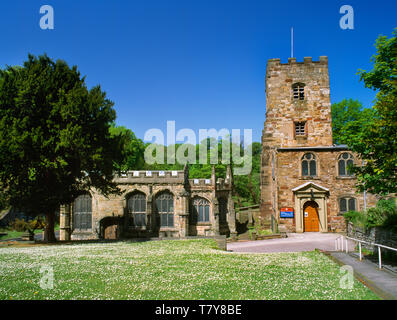 Anzeigen N St. Winifred's gut Kapelle & St. James' Church, Holywell, Flintshire, Wales, UK. Zweistöckige Kapelle (L) c 1500 für Lady Margaret Beaufort Stockfoto