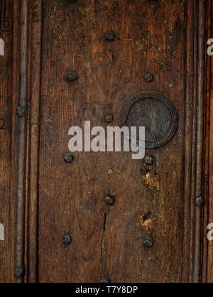 Detail des Heiligtums ring, Rippen & Eisen Bolzen auf dem ursprünglichen C 15 Holztür mit der S Kirchenschiff von St. Saeran's Kirche, Llanynys, Denbighshire, Wales, UK. Stockfoto